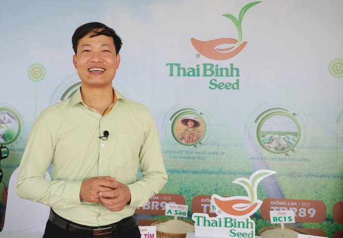 Ông Nhâm Xuân Tùng, Phó trưởng Phòng kinh doanh Công ty Cổ phần Tập đoàn ThaiBinh Seed cho biết, những sản phẩm mà ThaiBinh Seed mang đến Festival quốc tế ngành hàng lúa gạo Việt Nam lần này là những sản phẩm chất lượng. Ảnh: Hồng Thắm.