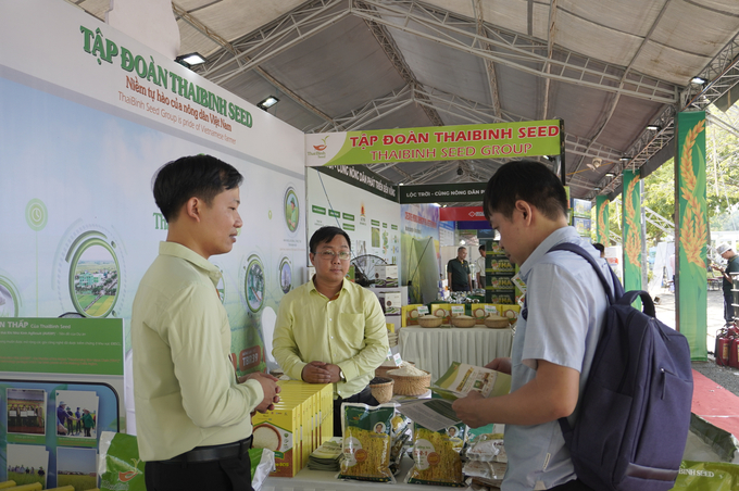 Gian hàng của ThaiBinh Seed thu hút khách tham dự Festival quan tâm. Ảnh: Hồng Thắm.