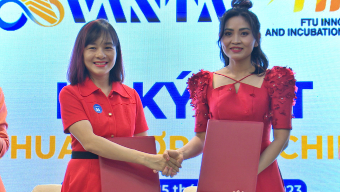 CEO Avanta Nguyễn Thị Huyền (bên phải) ký kết bản ghi nhớ Hợp tác cùng Trung tâm sáng tạo và ươm mầm FIIS (Đại học Ngoại thương). Ảnh: Nguyễn Hạnh.