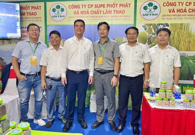Ông Phạm Thanh Tùng, Tổng Giám đốc Công ty Cổ phần Supe Phốt phát và Hóa chất Lâm Thao (thứ 3 từ trái sang) quảng bá sản phẩm tại gian hàng. Ảnh: Hoa Mua.