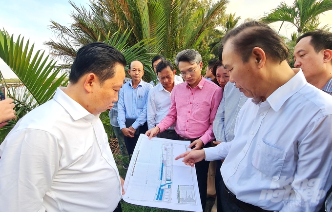 Đoàn công tác của Bộ NN-PTNT cùng với lãnh đạo ngành nông nghiệp tỉnh Kiên Giang đi kiểm tra địa điểm đầu tư xây dựng dự án Trung tâm nghề cá lớn Kiên Giang, Tây Yên A, huyện An Biên. Ảnh: Trung Chánh.