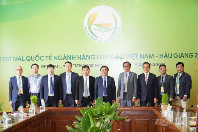 Bộ trưởng Bộ NN-PTNT Lê Minh Hoan gặp gỡ song phương với ông Yang Saingkoma, Quốc vụ khanh Bộ Nông Lâm Ngư nghiệp Campuchia và đoàn công tác. Ảnh: Kim Anh.