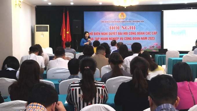 Đồng chí Phan Thị Huệ, Phó Chủ tịch Công đoàn ngành NN-PTNT phổ biến nghị quyết đại hội công đoàn các cấp. Ảnh: Hải Nam.