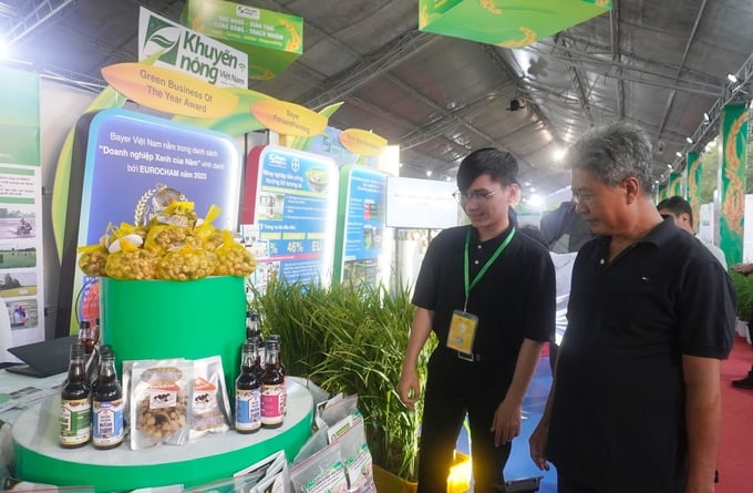 Bà con nông dân rất quan tâm đến Mô hình 'Nông nghiệp bền vững - Hướng tới tương lai' cũng như các sản phẩm mà Bayer Việt Nam giới thiệu tại Festival quốc tế lúa gạo lần này. Ảnh: Hồng Thắm.
