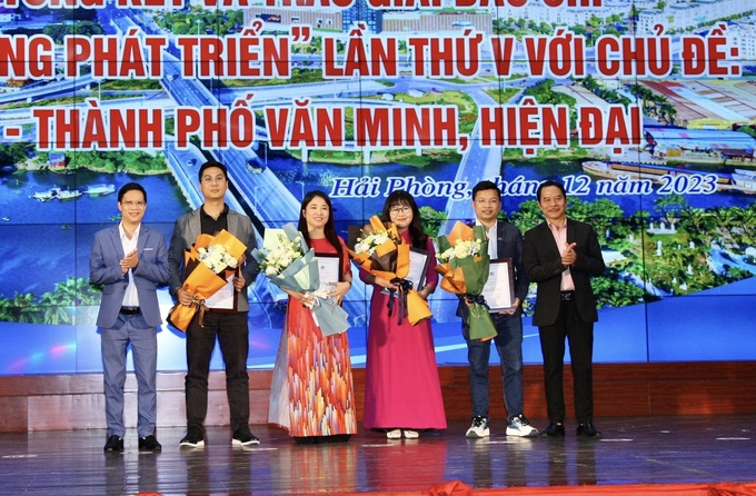 BTC tặng hoa và trao giấy chứng nhận cho các tác giả đoạt giải C. Ảnh: Đàm Thanh.