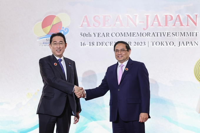 Thủ tướng Nhật Bản Kishida Fumio đón Thủ tướng Phạm Minh Chính dự lễ khai mạc Hội nghị cấp cao kỷ niệm 50 năm quan hệ ASEAN-Nhật Bản. Ảnh: VGP.