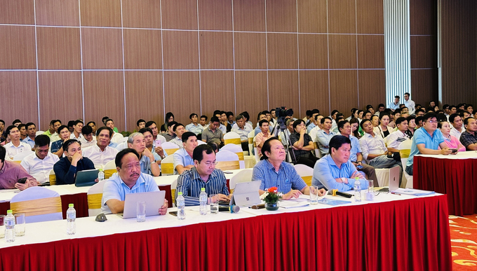 UBND tỉnh Cà Mau tổ chức 2 phiên hội thảo chuyên đề: 'Thực trạng và giải pháp quản lý môi trường và dịch bệnh trong nuôi tôm', 'Giới thiệu các sản phẩm công nghệ thiết bị mới trong ngành tôm'. Ảnh: Trọng Linh.