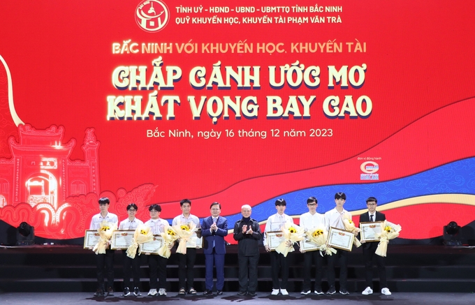 Đại tướng Phạm Văn Trà tặng thưởng và chụp ảnh lưu niệm với các sinh viên có thành tích xuất sắc tại buổi tọa đàm 'Bắc Ninh - Khát vọng bay cao'.
