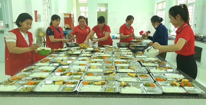Bếp ăn tình thương tại Trung tâm Y tế huyện Hoài Ân của Hội Chữ thập đỏ huyện Hoài Ân. Ảnh: V.Đ.T.