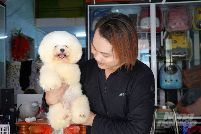 Anh Hiếu cầm trên tay một con chó Poodle ticup với giá trị lên đến 50 triệu đồng. Ảnh: Lê Hoàng Vũ.