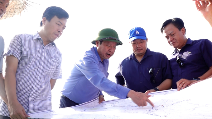 Theo ông Đỗ Văn Thành, Viện trưởng Viện Quy hoạch Thuỷ lợi (thứ 2 từ trái sang), việc hạ thấp mực nước sông Hồng tác động rất nghiêm trọng đến các hệ thống thuỷ lợi. Ảnh: Quang Dũng.