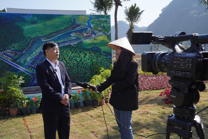 Ông Đỗ Trung Kiên, Trưởng ban Quản lý các Khu Du lịch tỉnh Tuyên Quang trả lời phỏng vấn về tiềm năng phát triển du lịch Tân Trào tại dự án. Ảnh: Flamingo.