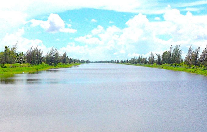 Hồ chứa nước ngọt Ba Tri có dung tích 800 nghìn m3 trữ nước ngọt cho người dân Ba Tri vào khô. Ảnh: Kiều Nhi.