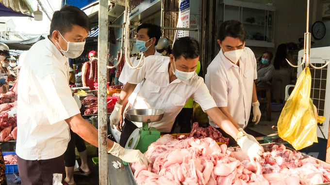 Ngành chăn nuôi và thú y tỉnh Sóc Trăng đẩy mạnh kiểm tra việc buôn bán các sản phẩm thịt động vật tại các chợ trong toàn tỉnh. Ảnh: Kim Anh.