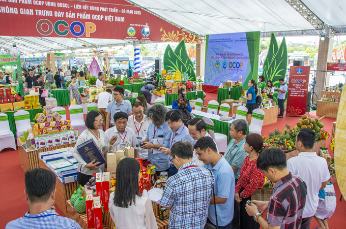 Không gian trưng bày sản phẩm OCOP Việt Nam thu hút đông đảo khách tham quan, mua sắm. Ảnh: Huỳnh Lâm.