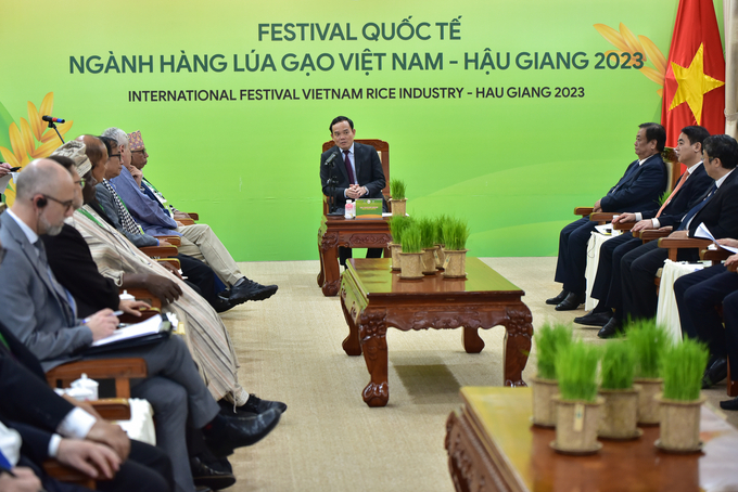 Phó Thủ tướng Trần Lưu Quang tiếp các đại biểu quốc tế tại Festival. Ảnh: Tùng Đinh.