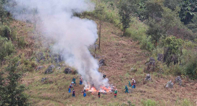 Người dân Tà Tổng diễn tập phòng cháy chữa cháy rừng tại thực địa. Ảnh: G.P.