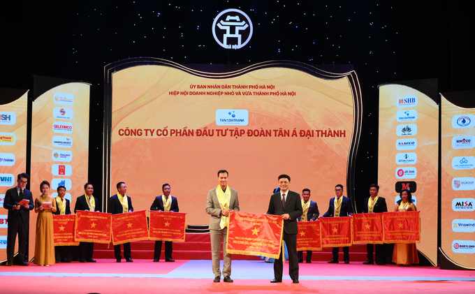 Ông Phạm Minh Đức - Phó Tổng giám đốc - đại diện Tập đoàn Tân Á Đại Thành đón nhận Cờ Thi đua của UBND TP. Hà Nội.