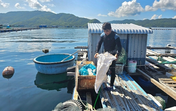 Các bè nuôi biển ở khu vực Hòn Ông, nằm trong vịnh Vân Phong, xã Vạn Thạnh hiện đã bố trí thùng rác để thu gom rác sinh hoạt, không vứt xuống biển. Ảnh: KS.