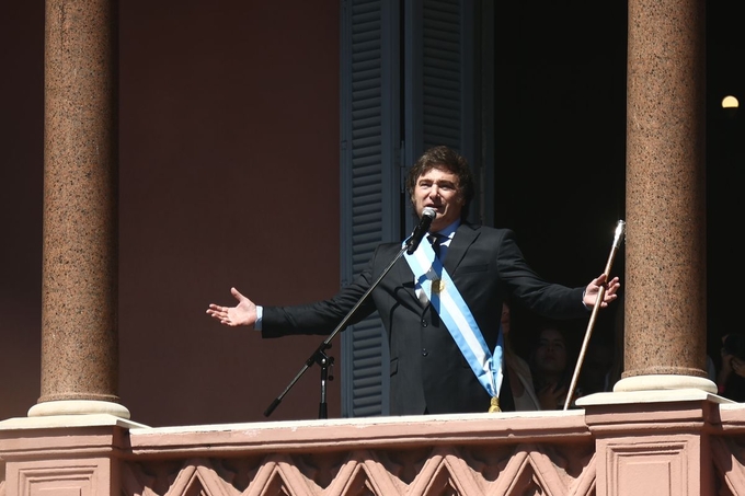 Tổng thống Argentina Javier Milei phát biểu trước những người ủng hộ từ ban công của tòa nhà chính phủ ở Buenos Aires, Argentina, hôm 10/12. Ảnh: AP.