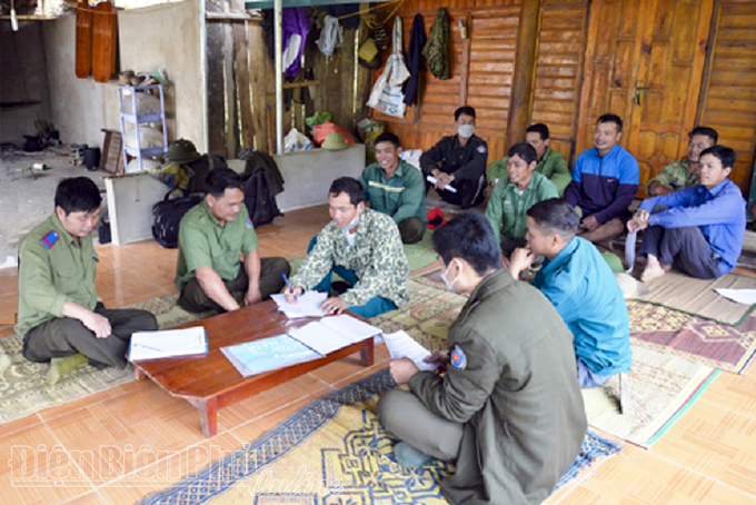 Lực lượng chức năng tổ chức ký cam kết bảo vệ rừng với đồng bào dân tộc ở bản Co Thón, xã Pá Khoang (TP Điện Biên Phủ, tỉnh Điện Biên). Ảnh: ĐBP.