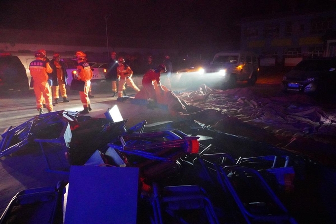Nhân viên cứu hộ có mặt tại khu vực hứng chịu trận động đất 6,2 độ richter ở tỉnh Cam Túc, Trung Quốc, ngày 19/12. Ảnh: Tân Hoa Xã.
