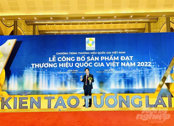 Ông Ngô Văn Đông, Tổng Giám đốc Công ty CP Phân bón Bình Điền đón nhận danh hiệu Doanh nghiệp có sản phẩm đạt Thương hiệu Quốc gia Việt Nam năm 2022. Ảnh: Ngọc Vân. 
