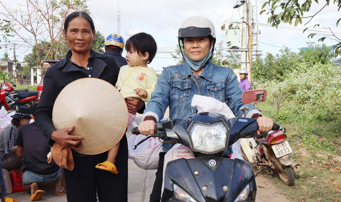 Người dân nhận hỗ trợ vật tư nông nghiệp từ Dự án SACCR tỉnh Đắk Nông. Ảnh: Quang Yên