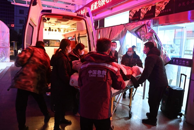 Nhân viên cứu hộ đưa người bị thương vào bệnh viện ngày 19/12 sau một trận động đất mạnh 6,2 độ richter làm rung chuyển tỉnh Cam Túc, Trung Quốc. Ảnh: Tân Hoa Xã.
