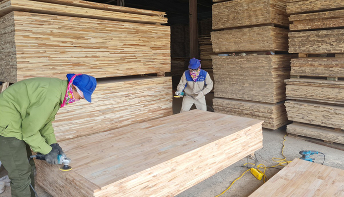 Đưa sản phẩm đến với thị trường châu Âu là đích đến của ngành gỗ cả nước, trong đó có Nghệ An. Ảnh: Việt Khánh.