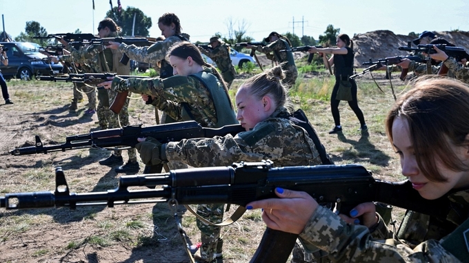 Nữ tình nguyện viên tham gia huấn luyện sử dụng vũ khí ở ngoại ô Kiev, Ukraine. Ảnh: AFP.