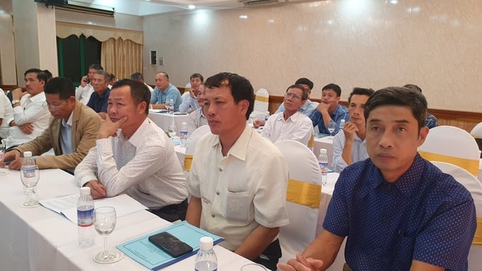 Người dân tỉnh Nam Định tham dự tập huấn của Viện Nghiên cứu Hải sản về quy trình nuôi rạm và một số loài thủy sản khác. Ảnh: Đinh Mười.