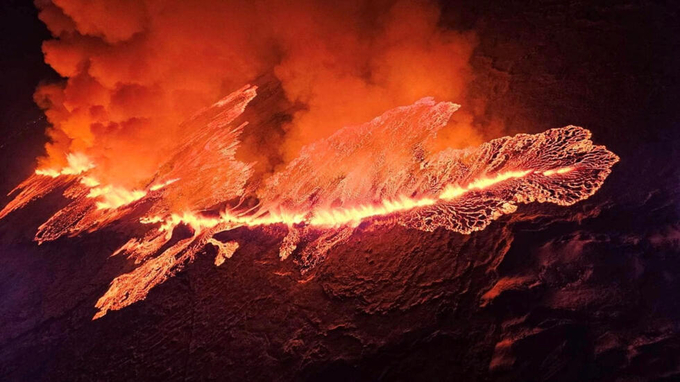 Núi lửa phun trào trên bán đảo Reykjanes, Iceland, đêm 18/12. Ảnh: Reuters.