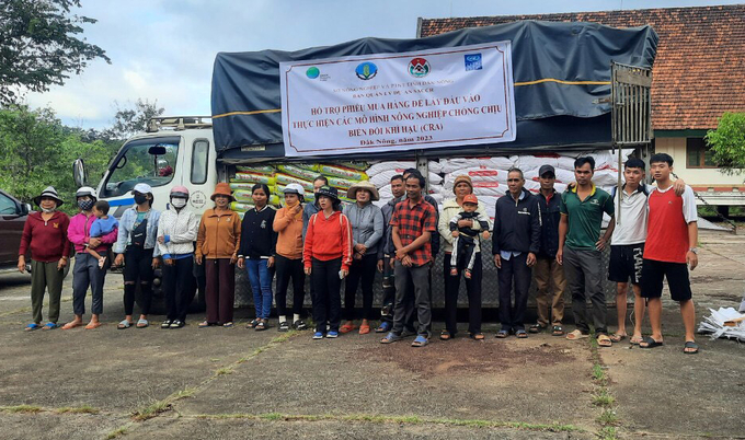 Dự án SACCR tỉnh Đắk Nông trao hỗ trợ vật tư nông nghiệp cho các hộ dân nghèo, cận nghèo tại huyện Cư Jút. Ảnh: Quang Yên.