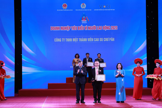 Công ty TNHH MTV Cao su Chư Păh nhận giải thưởng 'Doanh nghiệp tiêu biểu vì Người lao động' năm 2023. Ảnh: V.Đ.T.