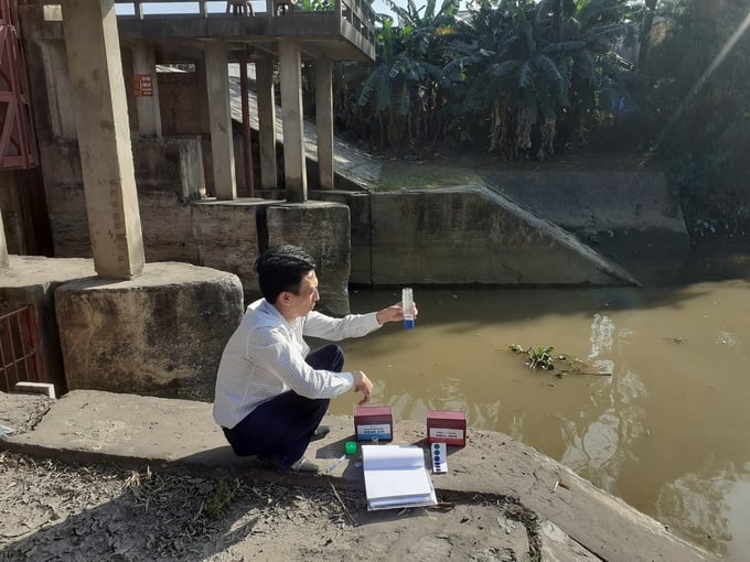 Thạc sĩ Đỗ Mạnh Dũng lấy mẫu nước phân tích những nơi có tiềm năng nuôi cà ra ở Thái Bình. Ảnh: VNCHS.