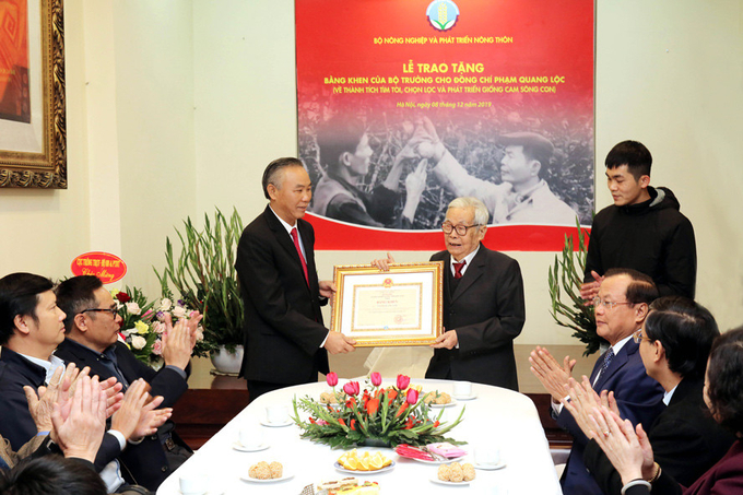 Thứ trưởng Phùng Đức Tiến trao bằng khen của Bộ trưởng Bộ NN-PTNT cho ông Phạm Quang Lộc năm 2019. Ảnh: Tùng Đinh.