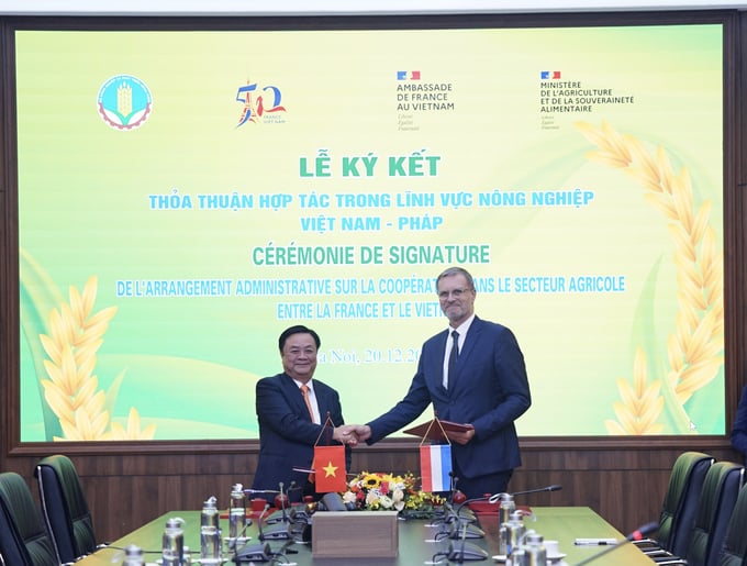 Bộ trưởng Lê Minh Hoan và Đại sứ Đặc mệnh toàn quyền Cộng hòa Pháp tại Việt Nam Olivier Brochet thay mặt hai bên ký kết Thỏa thuận hợp tác trong lĩnh vực nông nghiệp Việt Nam – Pháp.