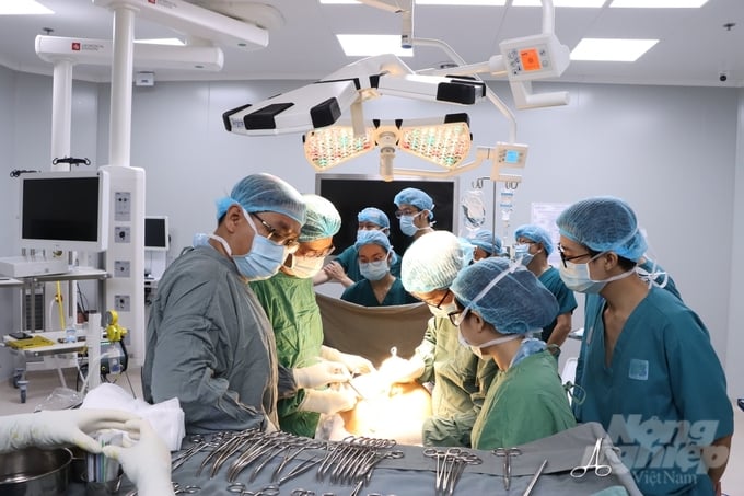 Ca phẫu thuật kéo dài 3 tiếng đồng hồ, với sự tham gia của đội ngũ y bác sĩ khoa Hồi sức và khoa Ngoại Phụ khoa.