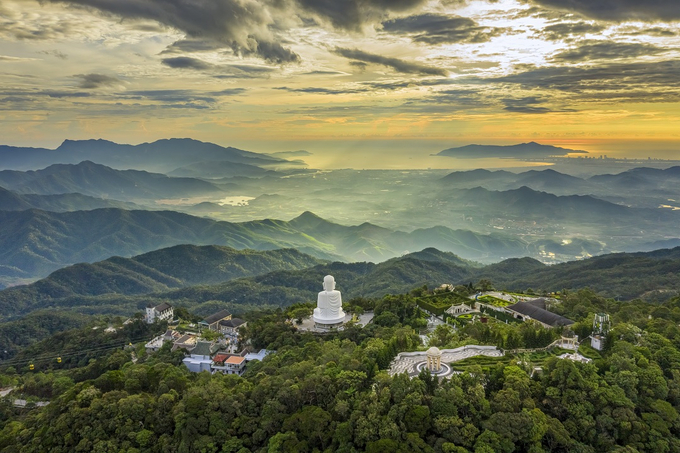 Tượng Phật Thích Ca với độ cao 27m nổi bật giữa cảnh núi rừng hùng vĩ.