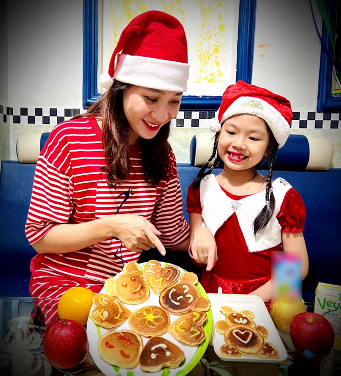 Bé Nguyễn Phương Bảo Ngọc hào hứng cùng mẹ làm bánh rán.