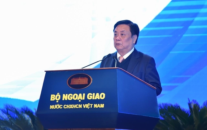 Bộ trưởng Bộ NN-PTNT Lê Minh Hoan phát biểu tại Phiên toàn thể về Ngoại giao Kinh tế phục vụ phát triển đất nước trong khuôn khổ Hội nghị Ngoại giao 32. Ảnh: Baoquocte.vn.