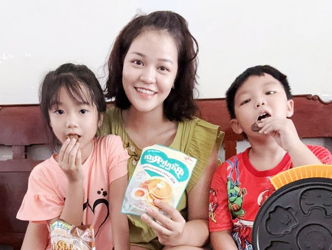 Bé Đặng Nguyễn Anh Thư cùng mẹ và em trai làm bánh rán.