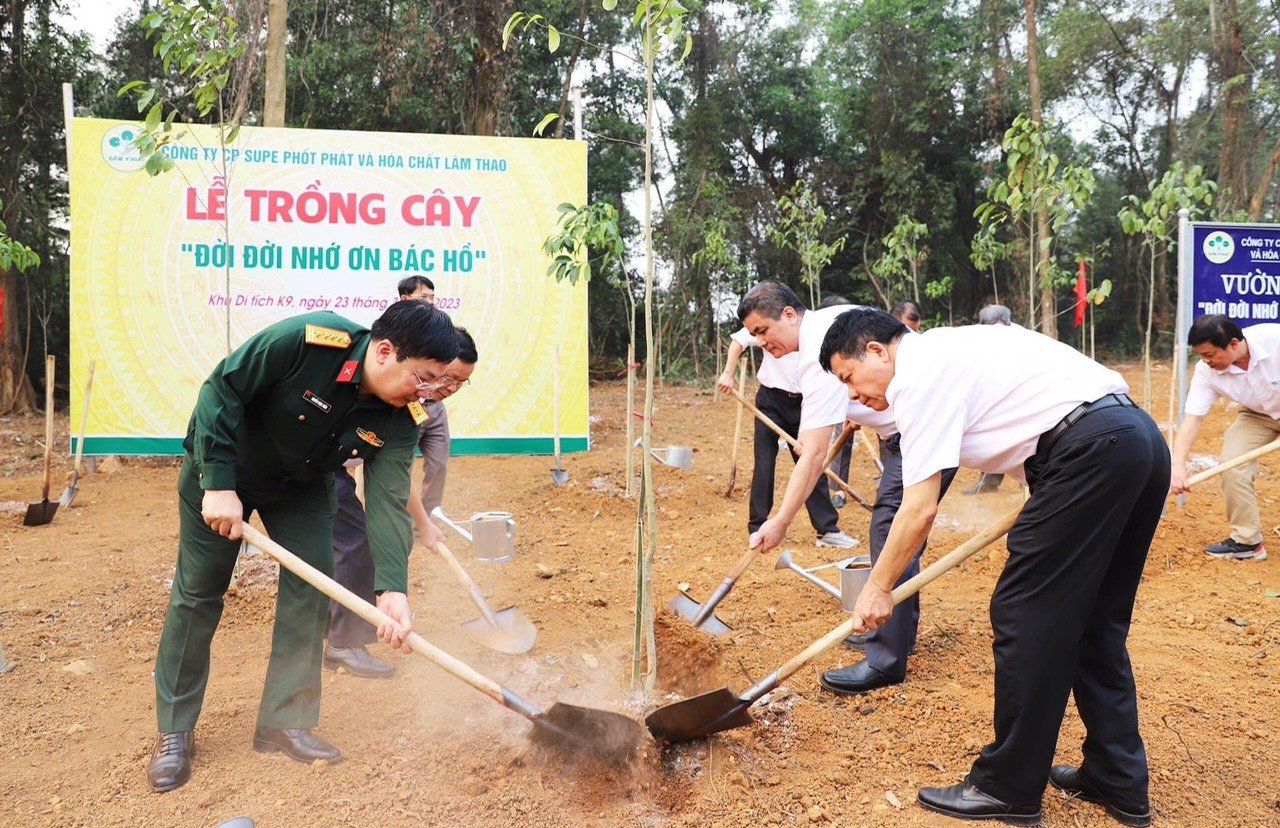 Công ty Cổ phần Supe Phốt phát và Hóa chất Lâm Thao tham gia 'Lễ trồng cây đời đời nhớ ơn Bác Hồ' tại Khu Di tích K9.