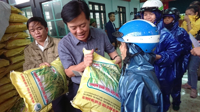Ông Ngô Văn Đông - Tổng Giám đốc Công ty CP Phân bón Bình Điền trong chuyến đi hỗ trợ giống và phân bón cho nông dân miền Trung khôi phục sản xuất sau lũ.
