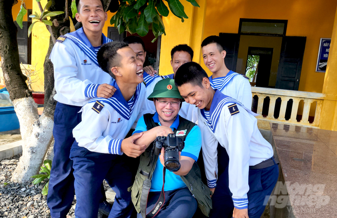 Những người lính trẻ rất thích những tấm hình do phóng viên Báo Nông nghiệp Việt Nam chụp kỷ niệm. Ảnh: Ngô Xuân Chinh.