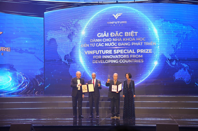GS. Gurdev Singh Khush (người Mỹ gốc Ấn) và GS. Võ Tòng Xuân (người Việt Nam) nhận giải Đặc biệt dành cho Nhà khoa học đến từ các nước đang phát triển.