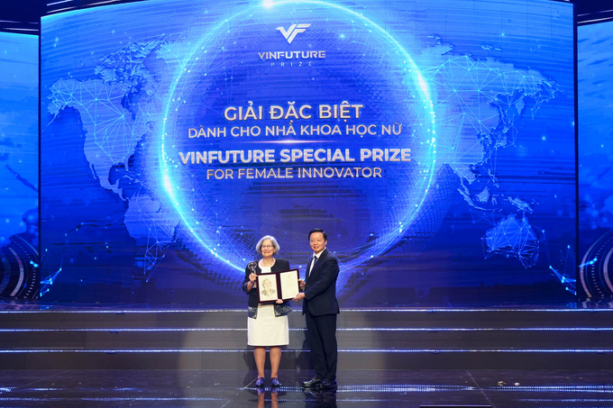 Phó Thủ tướng Trần Hồng Hà trao giải Đặc biệt dành cho Nhà khoa học nữ GS. Susan Solomon (Mỹ).