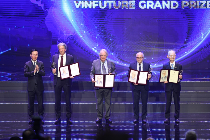 Chủ tịch nước Võ Văn Thưởng trao giải thưởng Chính cho 4 nhà khoa học.