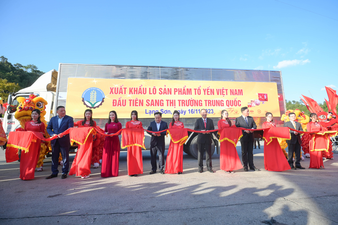 Lô sản phẩm tổ yến đầu tiên của Việt Nam được xuất khẩu chính ngạch sang Trung Quốc ngày 16/11 vừa qua. Ảnh: Tùng Đinh.